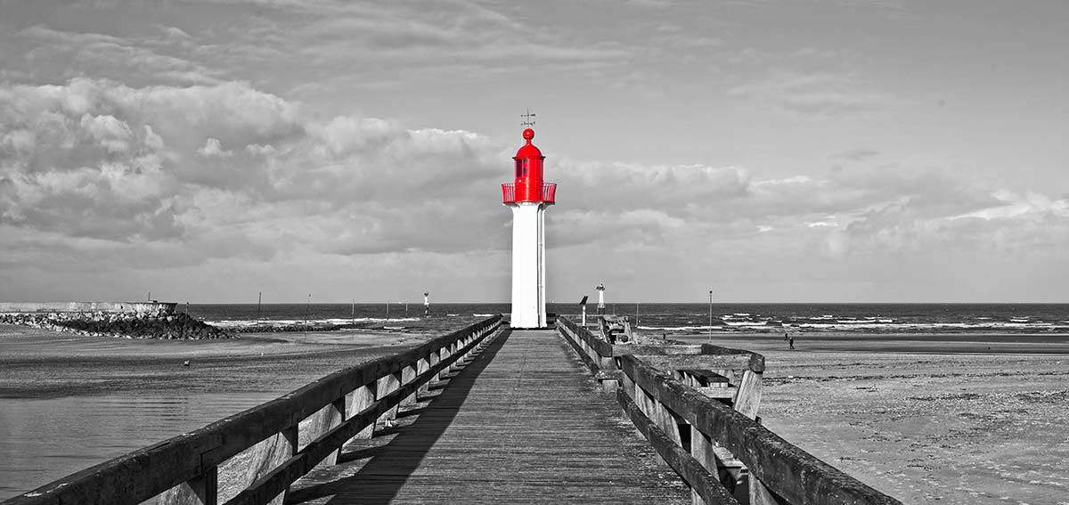 Steg zum Meer und Leuchtturm